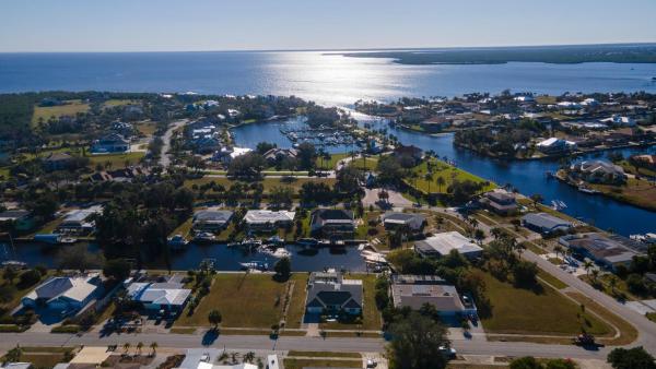 Pet Friendly, Private Pool, Boating Easy To Get Out To Charlotte Harbor, Close To Activates And Beach Life - Port Charlotte, FL