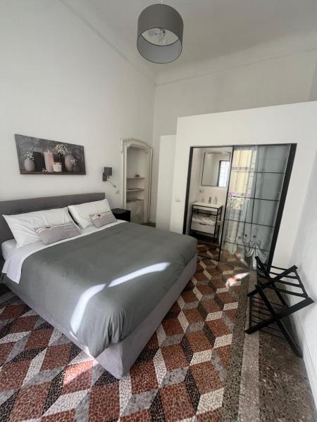照片显示了位于Como市的Como Living Apartment with balcony - City Center, near the lake物件。