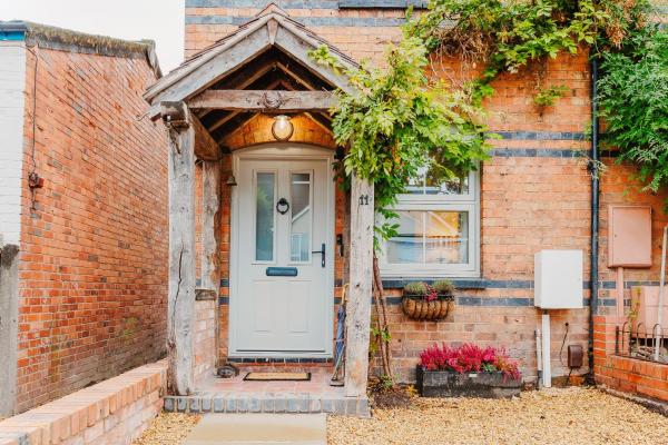 Stunning Family Cottage In Kenilworth, Free Parking, Walk To The Castle, Free Amazon Prime, Disney & Netflix - Coventry