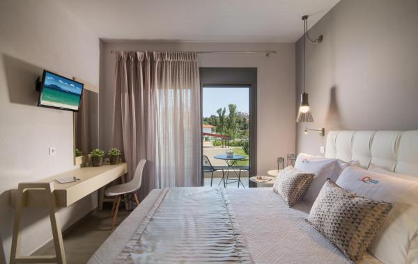 På bilden syns objektet Paradise Maisonettes som ligger i staden Neos Marmaras.