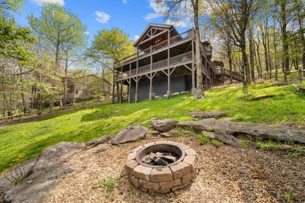 Na fotografii je vidět objekt Sit Stay Play nacházející se ve městě Beech Mountain.