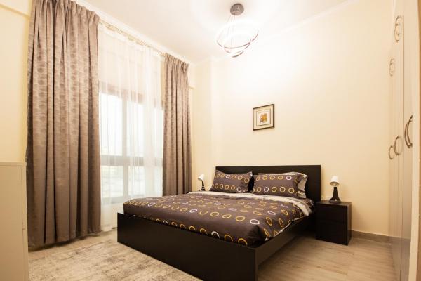 På billedet ses objektet Brand New 2BHK Fully Furnished Apartment in Warsan beliggende i byen Dubai.