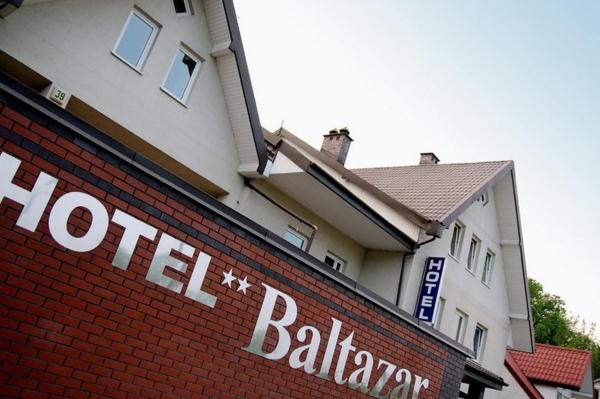Na zdjęciu widoczny jest obiekt Hotel Baltazar Pułtusk położony w mieście Tocznabiel.