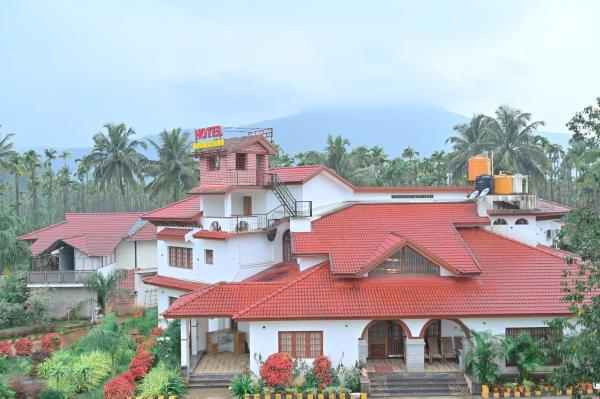 A la foto es mostra l'objecte NAVARATHNA International resort situat a la ciutat de Bālehonnūr.