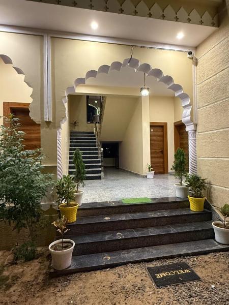 Na foto é possível ver o objeto Braham Niwas Resort localizado na cidade de Pushkar.