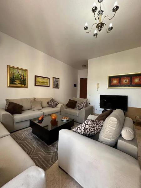 A la foto es mostra l'objecte apartament i mrekullueshem situat a la ciutat de Draç.