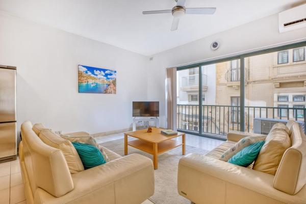 Spacious 3-bedroom Apartment At Tigne Sliema - Valletta