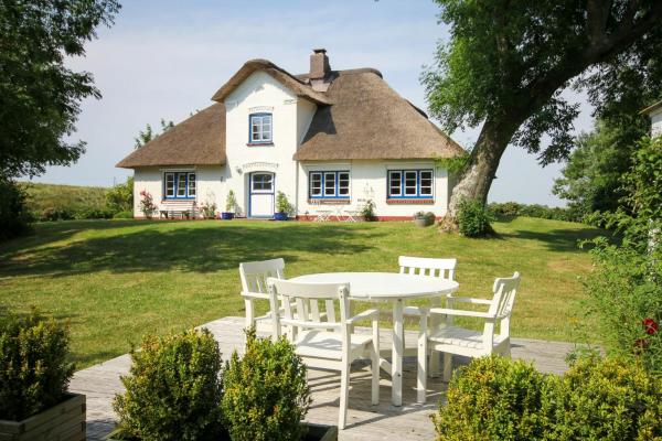 A la foto es mostra l'objecte Idyllic Thatched Cottage Near St Peter-Ording situat a la ciutat de Osterhever.