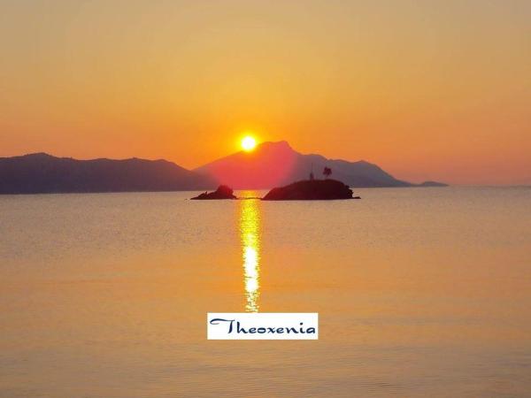 写真にはプテリオス市にあるTheoxeniaが写っています。