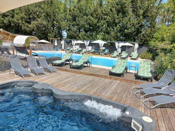 Zecamping 4 éToiles Pet Friendly Piscine Et Pétanque Au Cœur Des Alpilles - Eygalières