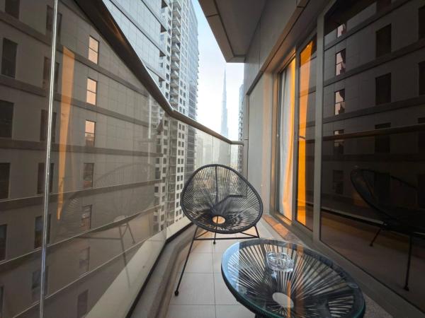 På billedet ses objektet Elite Studio with Burj Khalifa & Pool View beliggende i byen Dubai.