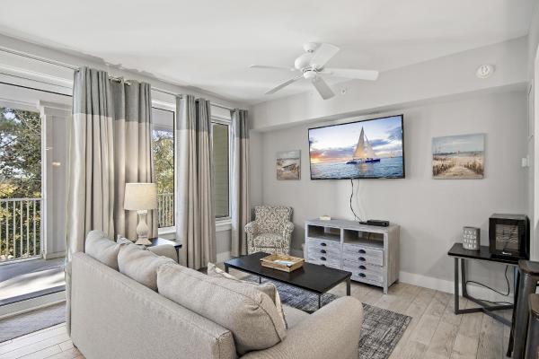 A la foto es mostra l'objecte Pilot House 413 situat a la ciutat de Destin.