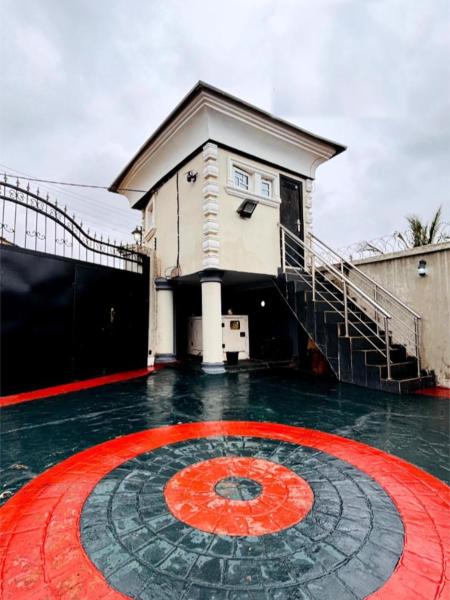 写真にはイバダン市にあるBeautiful 5 bedroom Bungalowが写っています。