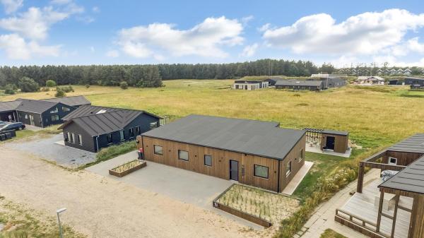 Stay In A Modern Holiday Home At Ulken 10, Løkken