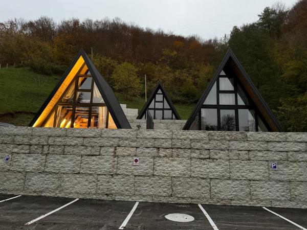 En la foto se muestra el objeto Wooden Houses D&D Pliva Lake Jajce ubicado en la ciudad de Jajce.