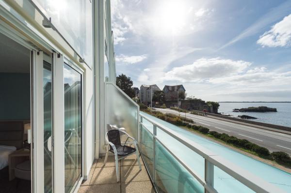 Na fotografii je vidět objekt Hôtel de l'Océan Concarneau nacházející se ve městě Concarneau.