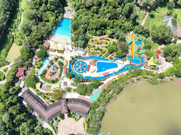 Na fotografii je vidět objekt Bukit Merah Laketown Resort nacházející se ve městě Taiping.