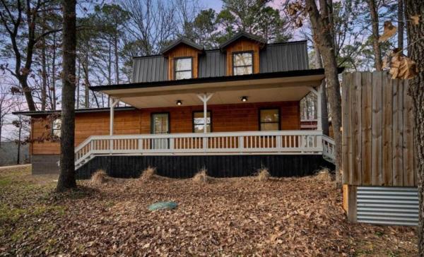 På billedet ses objektet Cozy Cabin with Additional Studio Mini-Cabin in Broken Bow, Oklahoma beliggende i byen Stephens Gap.
