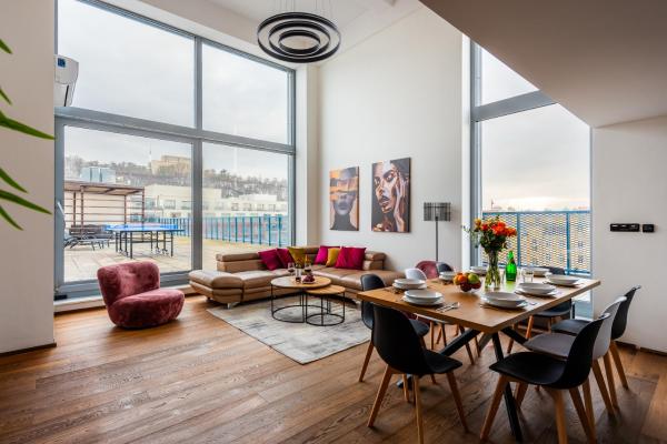 Bright 4 bedrooms apartment, Прага