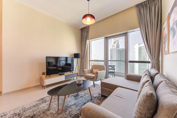 Na fotografii je vidět objekt Vacationer Holiday Homes I Tranquil 2 Bedroom I Pool & Gym Access l Close to JBR nacházející se ve městě Dubaj.