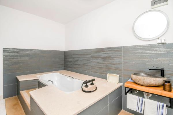 På billedet ses objektet Apartments and Room Napoli beliggende i byen Bol.