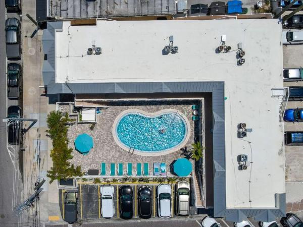 Clearwater Beach Suites #206 - Heated Pool - Steps To The Sand! - Clearwater Beach, FL
