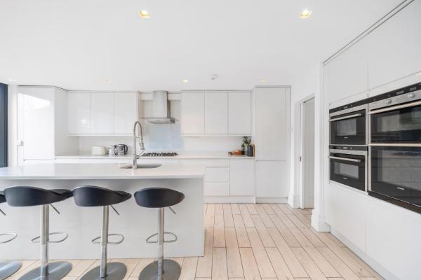Stunning Double Bedroom In 4 Bedroom House In Peckam - London