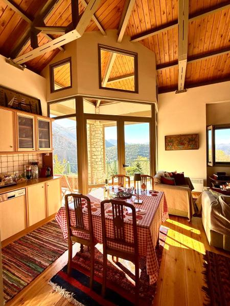 A la foto es mostra l'objecte Kalavryta Villa Nano with fireplace and next the Ski Centre situat a la ciutat de Áno Lousoí.