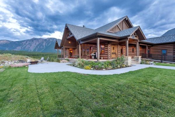 A la foto es mostra l'objecte Amazing Log Cabin Rental with Pool Table in the Mountains in West Glacier, Montana situat a la ciutat de West Glacier.
