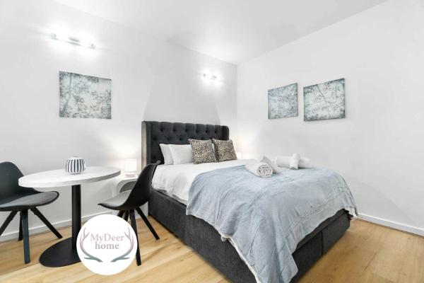 Na fotografii je vidět objekt Charming City Escape Stylish CBD Suite with WiFi nacházející se ve městě Adelaide.