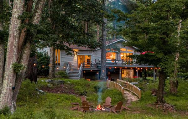 Riverfront Retreat Hot Tub, Firepit & Pool Table - Waterfront, Cuddebackville