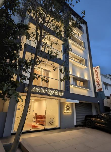 Na zdjęciu widoczny jest obiekt Broadway Inn położony w mieście Mysuru.