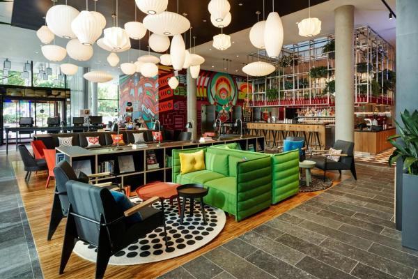 Na zdjęciu widoczny jest obiekt citizenM Seattle South Lake położony w mieście Seattle.