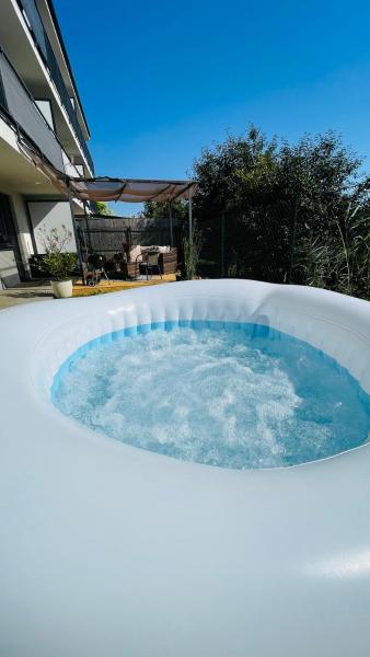 Na fotografii je vidět objekt Exclusive BIG Apartment Garden with Jacuzzi & Private Parking nacházející se ve městě Voderady.