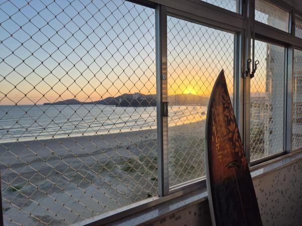 A la foto es mostra l'objecte Aqui é pé na areia situat a la ciutat de Santos.