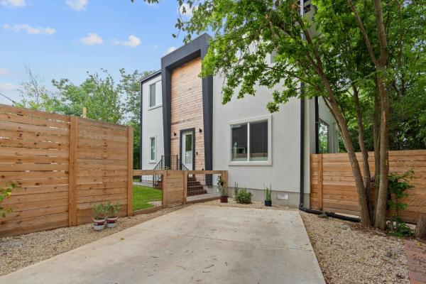 Modern And Cozy 3-bedroom Home In South Austin With Private Yard And Close To Downtown - Austin, TX
