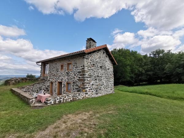 På bildet vises objektet Charmante maison dans les gorges de la Loire avec terrasses et poêle à bois - FR-1-582-319 som ligger i byen Retournac.