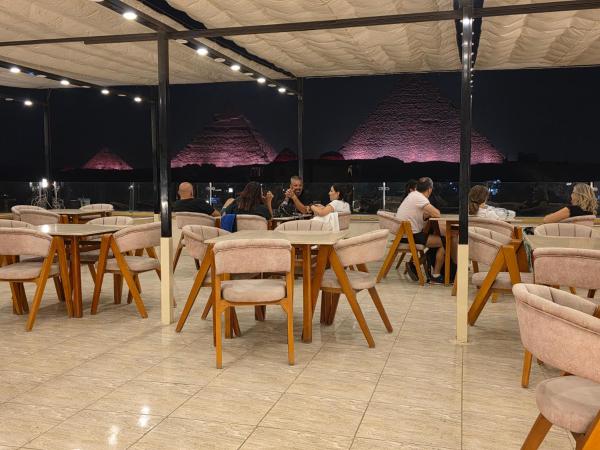 Na fotografii je vidět objekt Dyafa Pyramids Hotel & Spa nacházející se ve městě Káhira.