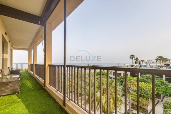 Nella foto è visibile l'oggetto Exquisite 2BR Seafront Haven with Resort Lifestyle and Panoramic Sea Views, Near Faqiat Beach and Campsite, Mina Al Fajer D, Fujairah by Deluxe Holiday Homes situato nella città di Rūl Ḑadnā.