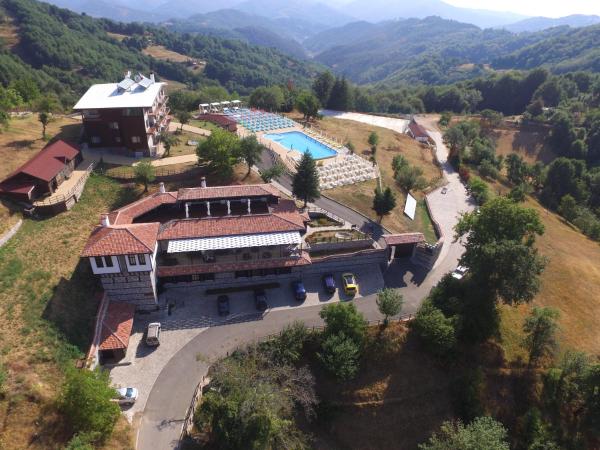 Na fotografii je vidět objekt Panorama Family Hotel nacházející se ve městě Pripek.