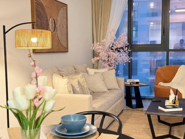 Na fotografii je vidět objekt ASHRI HH | Elegant 1BR in Ajmal Makan | Beachfront nacházející se ve městě Al Ḩamrīyah.