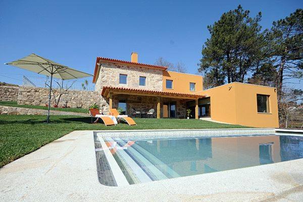 A la foto es mostra l'objecte Moderne Ferienvilla Für 10 Personen In Cossourado situat a la ciutat de Linhares.