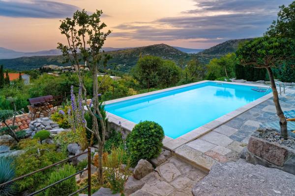 Na fotografii je vidět objekt Ecovilla Mirabilis, Prächtiges Ferienhaus Mit Pool nacházející se ve městě Bribir.