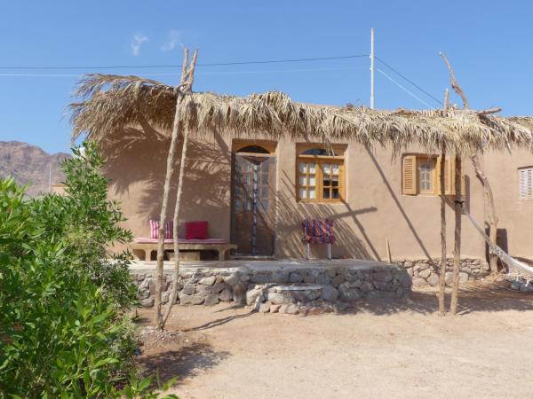 På billedet ses objektet Think Love on Red Sea beliggende i byen Nuweiba.