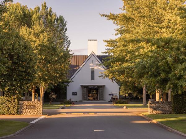 Na zdjęciu widoczny jest obiekt Peppers Clearwater Resort położony w mieście Belfast.