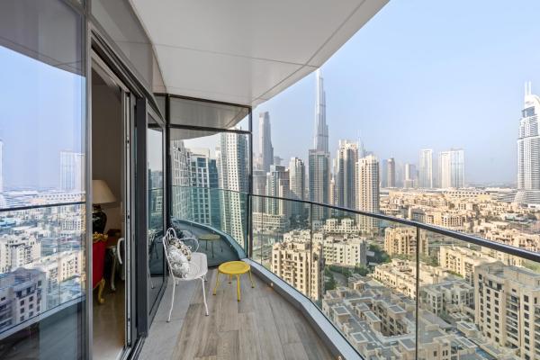 På billedet ses objektet Elegant 3 BR plus Maids Infinity Pool Burj View beliggende i byen Dubai.