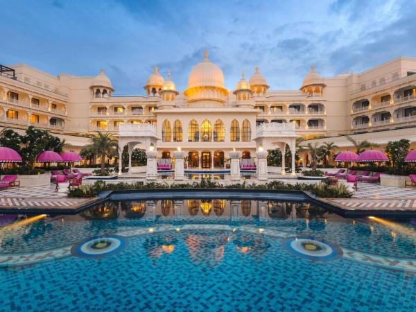 A la foto es mostra l'objecte Fairmont Udaipur Palace situat a la ciutat de Udaipur.