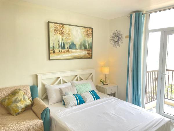 På billedet ses objektet Cozy Studio Unit with Balcony Near Mactan Airport, Sea & City View beliggende i byen Lo-oc.