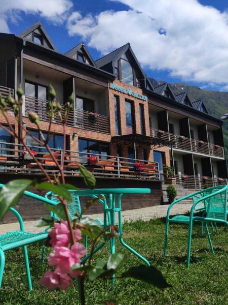A la foto es mostra l'objecte Hilltop Kazbegi situat a la ciutat de Kazbegi.