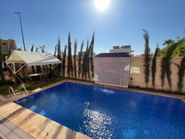 La photo montre l'objet Villa Marrakech Rimass - 6 Chambres Dont 4 Suites Luxe, Piscine Privee & Jardins situé dans la ville de Marrakech.